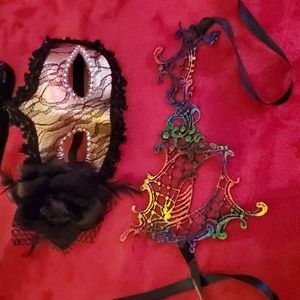 MOLDED GOLD MARDI GRAS MASK W LACE AND FLOWE